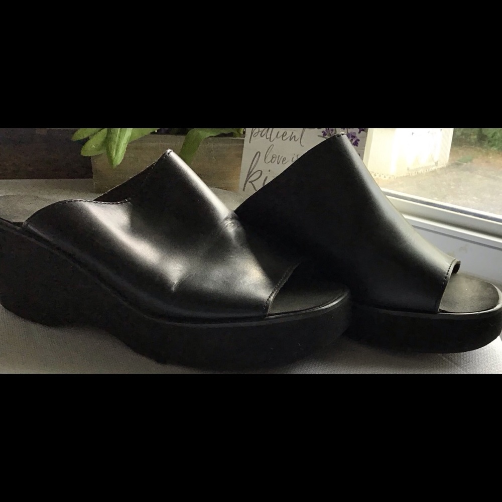 Black wedges
